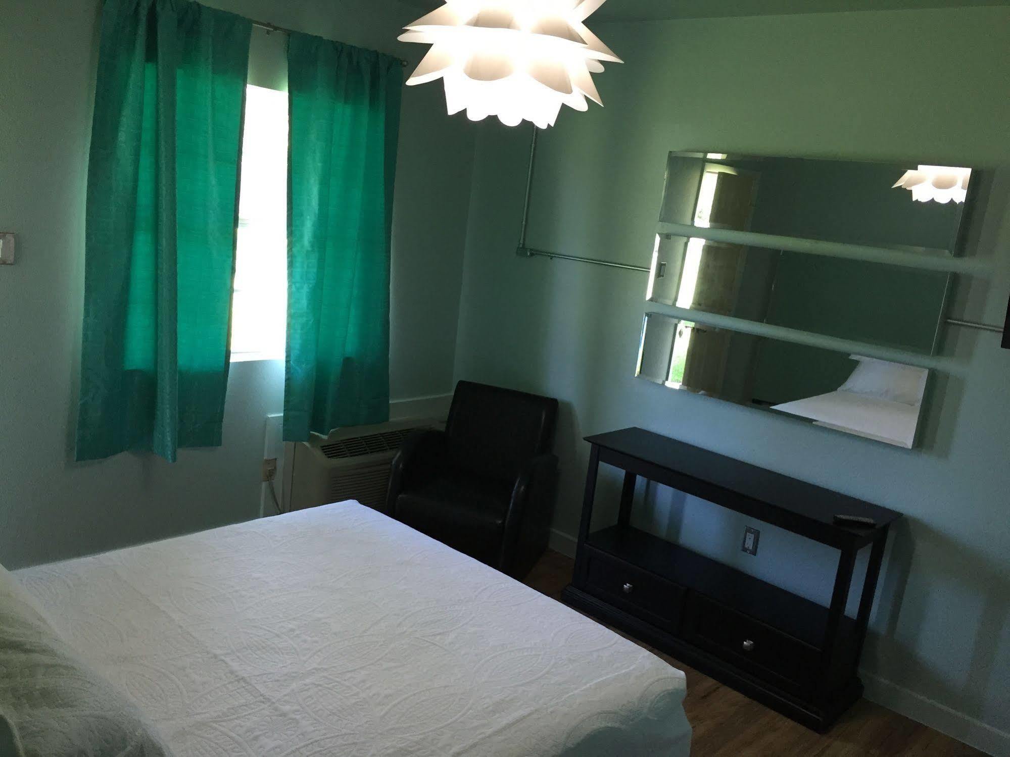 Rooms At The Pecan Olmito Exteriör bild